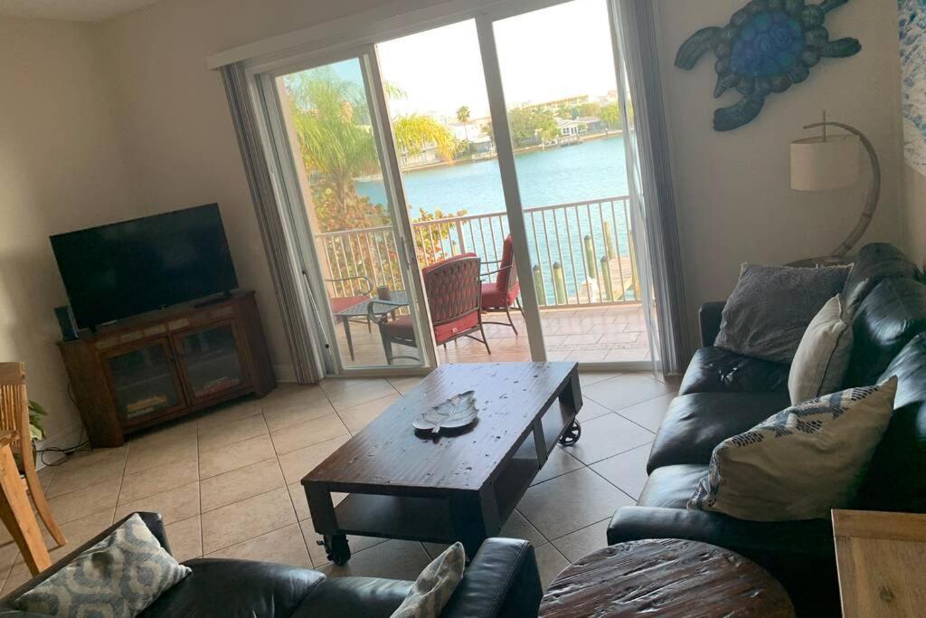 Luxury And Spacious Waterside Getaway 克利尔沃特 外观 照片